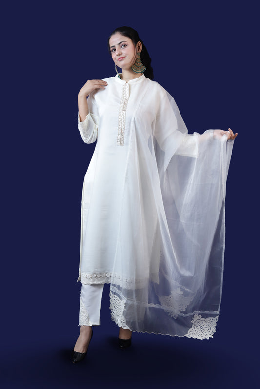 Off White Kurta Set With Crochet Patch