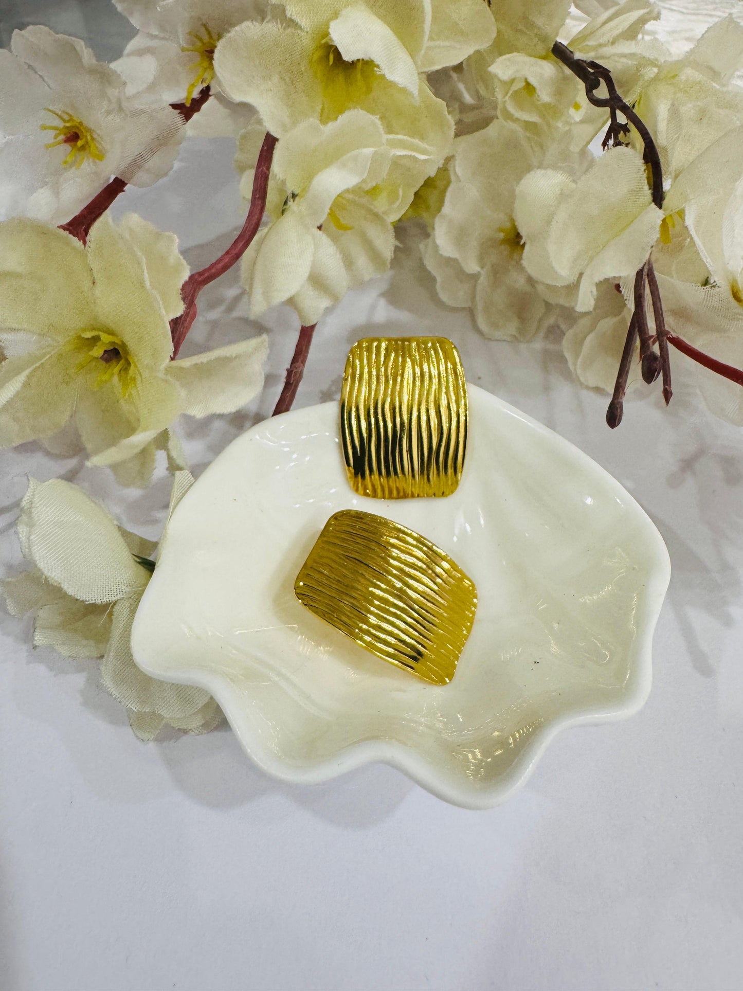 Sunlit Ripple Rectangular Stud