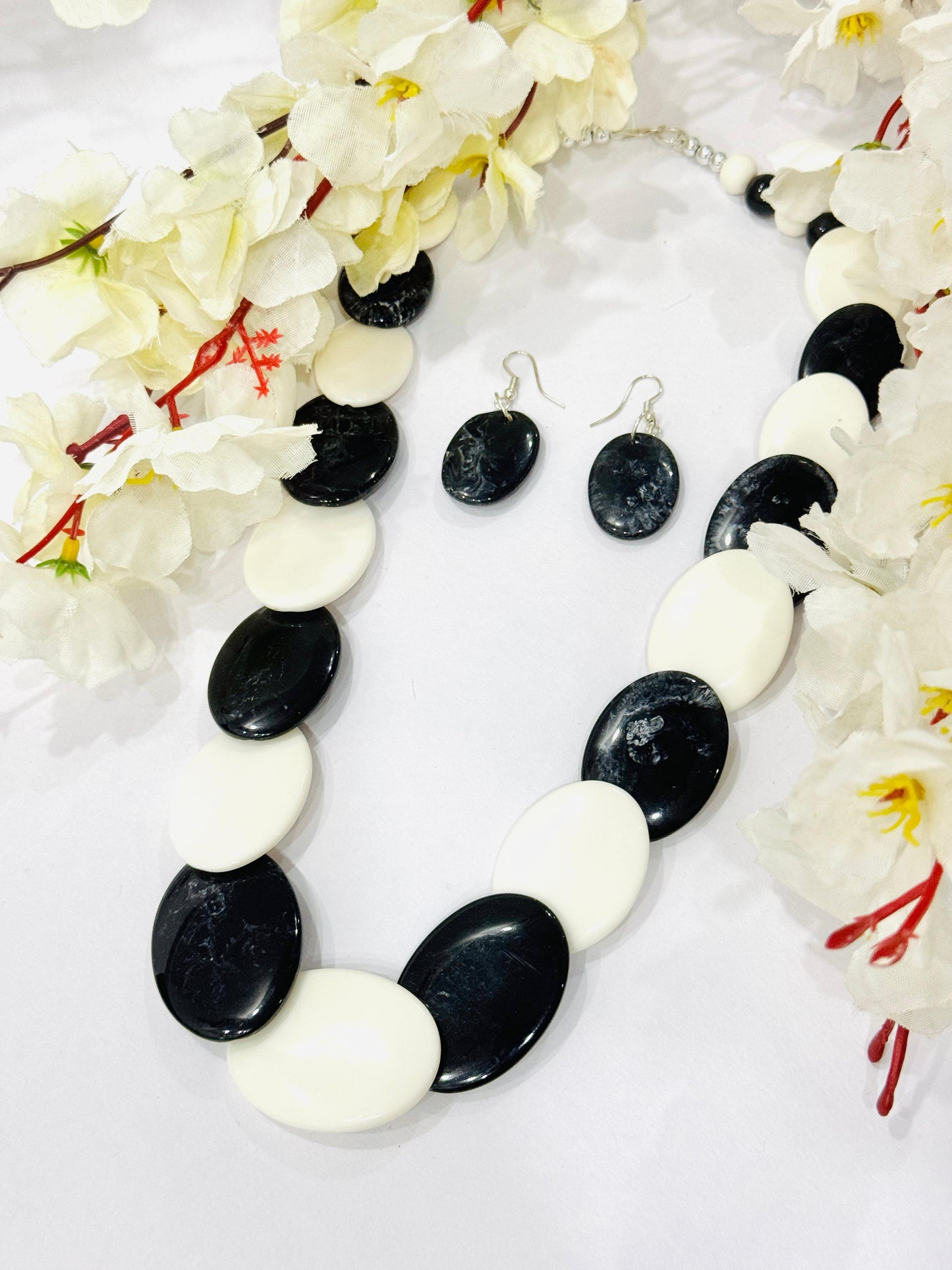 Black & White Overlapped Chemical Beads Necklace Set