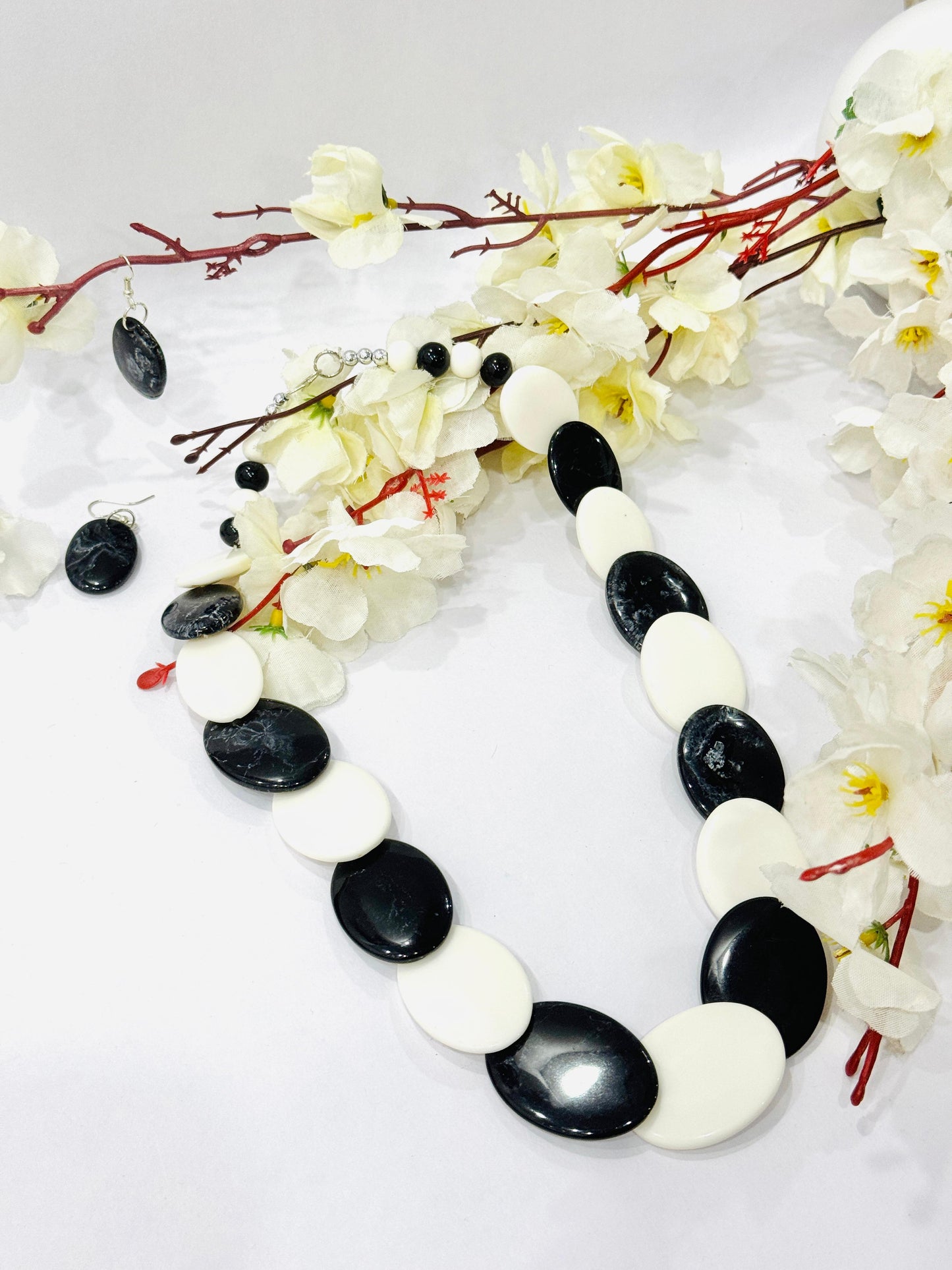 Black & White Overlapped Chemical Beads Necklace Set