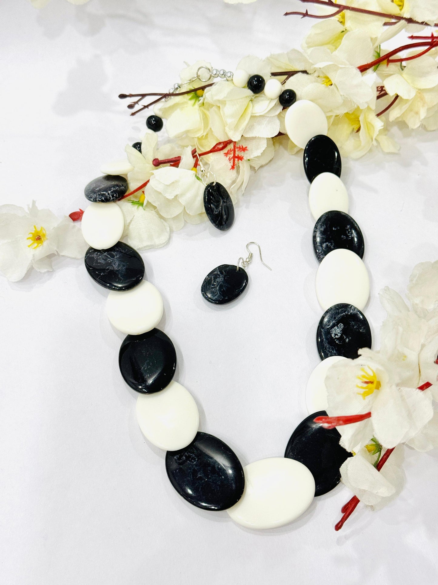 Black & White Overlapped Chemical Beads Necklace Set