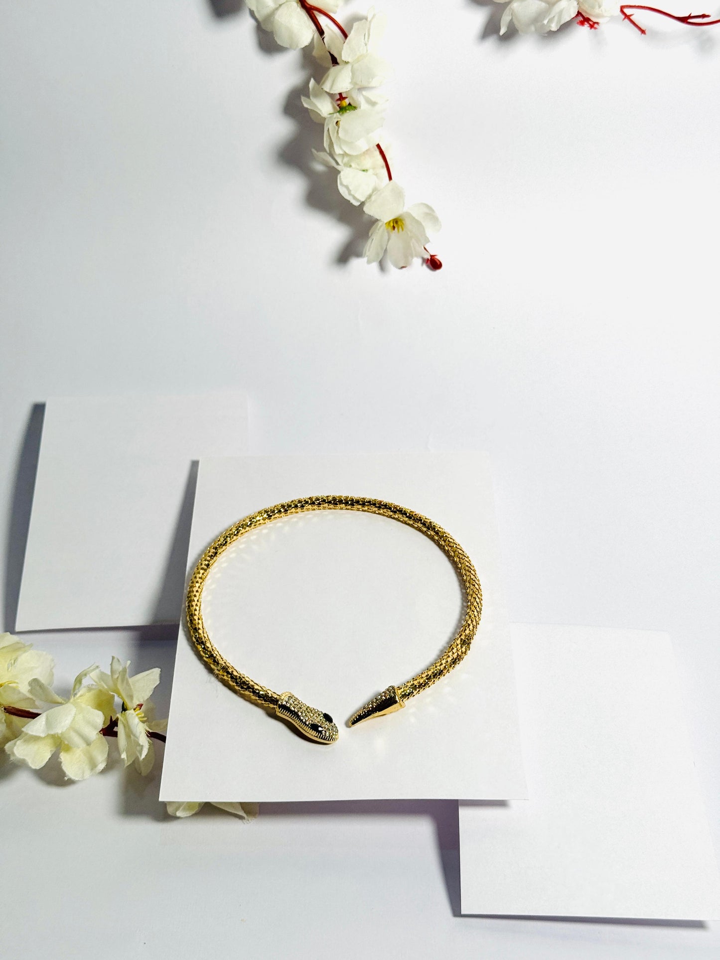 Golden Mesh Choker Necklace With Black Eye