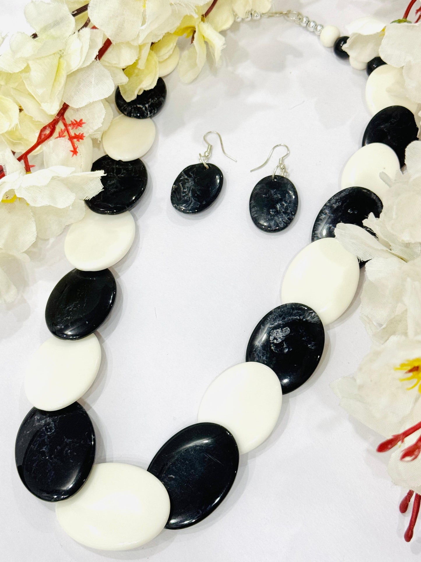 Black & White Overlapped Chemical Beads Necklace Set