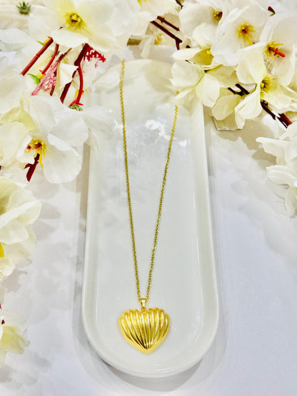 Serene Heartline Necklace Set